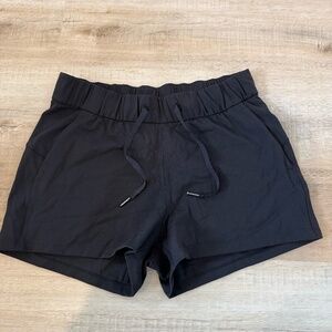 Lululemon On The Fly Shorts in Black Size 8
